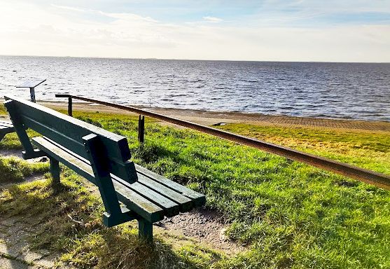 Bank auf Aussichtsplattform bei Bohrinsel Dyksterhusen